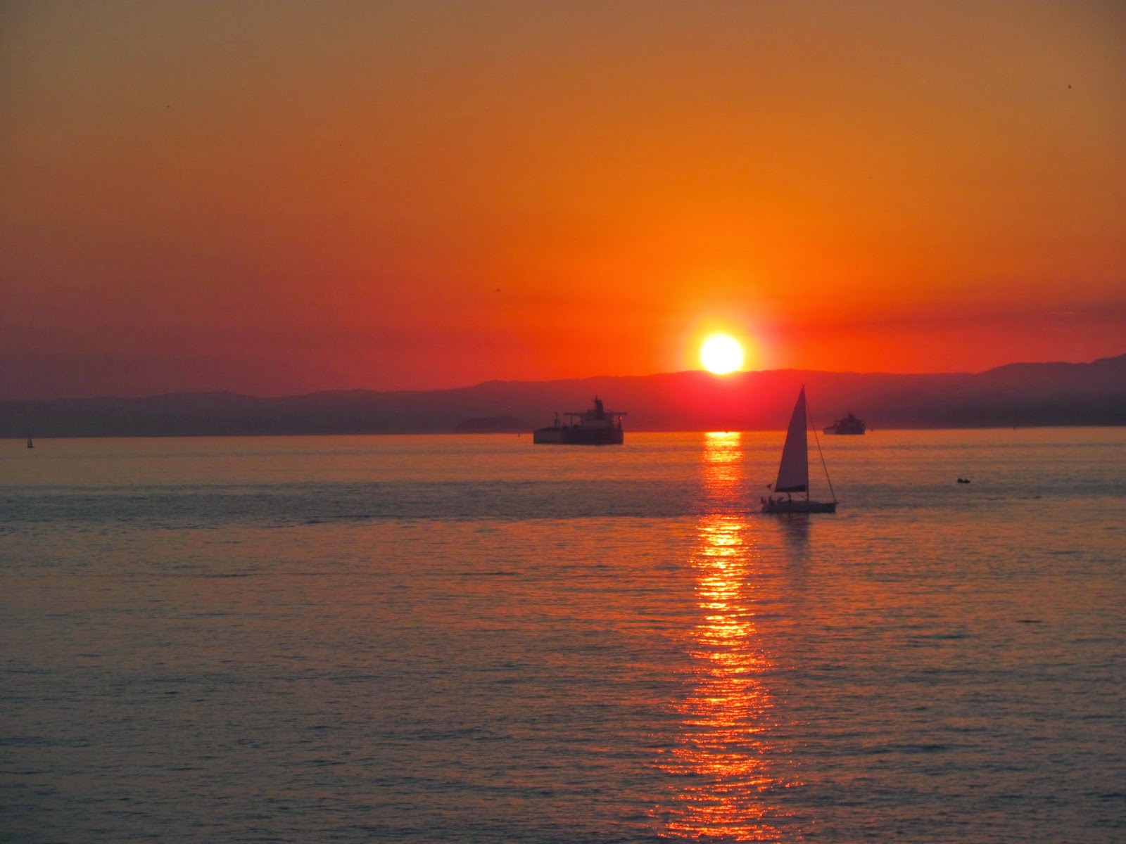 Pôr do sol com veleiro